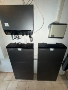 EcoFlow PowerOcean Solarspeichersystem bestehend aus einem Hybrid-Wechselrichter an der Wand und zwei stapelbaren LFP-Batterie-Modulen in einem Kellerraum für die effiziente Eigenstromnutzung von Photovoltaik-Anlagen.