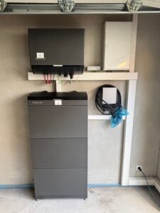 Installation eines EcoFlow PowerOcean Solarspeichersystems mit Hybrid-Wechselrichter, einem dreistufigen Batterie-Turm und einer EcoFlow EV-Ladestation (Wallbox) zur intelligenten Nutzung von Solarstrom für Haus und E-Auto.